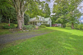 Lil Red Hen Cottage in the Boone Area with Hot Tub